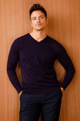 Мужской базовый трикотажный свитер с v-образным вырезом темно-фиолетовый