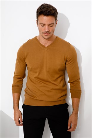Мужской базовый трикотажный свитер с v-образным вырезом темно-верблюжий