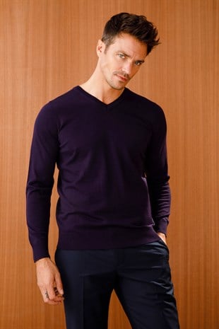 Мужской базовый трикотажный свитер с v-образным вырезом темно-фиолетовый