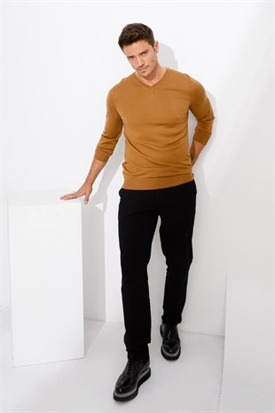 Мужской базовый трикотажный свитер с v-образным вырезом темно-верблюжий