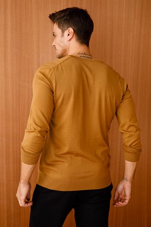 Мужской базовый трикотажный свитер с v-образным вырезом темно-верблюжий