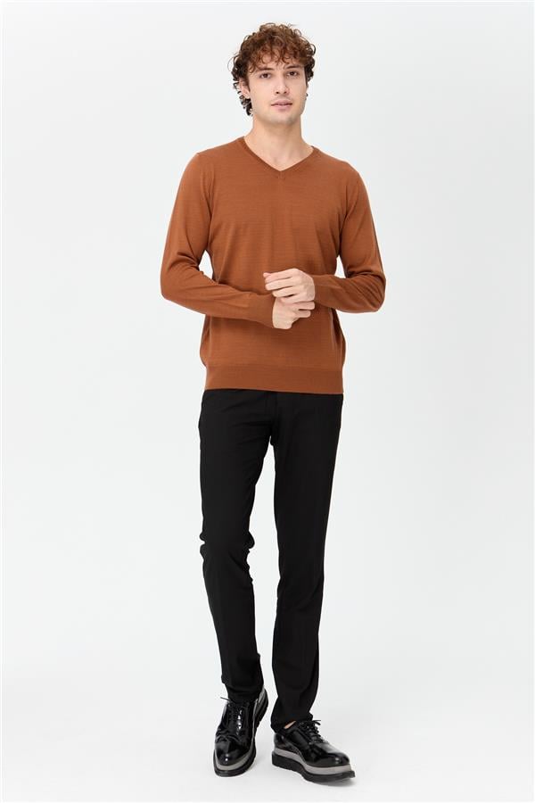 Мужской базовый трикотажный свитер с v-образным вырезом темно-загар