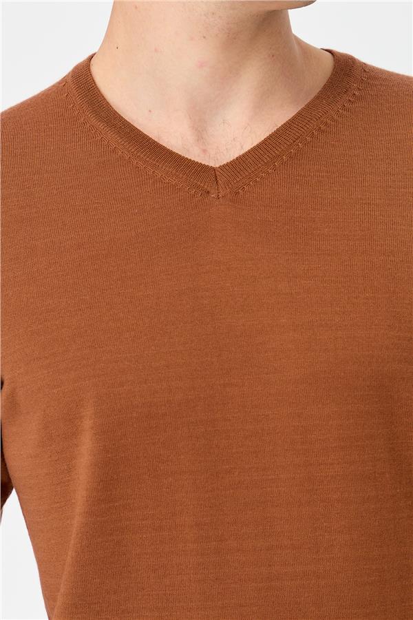 Мужской базовый трикотажный свитер с v-образным вырезом темно-загар