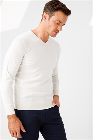 Мужской базовый трикотажный свитер с V-образным вырезом цвета кости