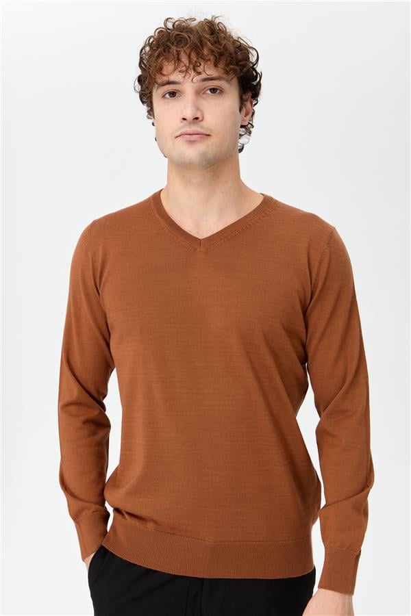 Мужской базовый трикотажный свитер с v-образным вырезом темно-загар
