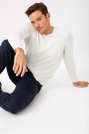 Мужской базовый трикотажный свитер с V-образным вырезом цвета кости