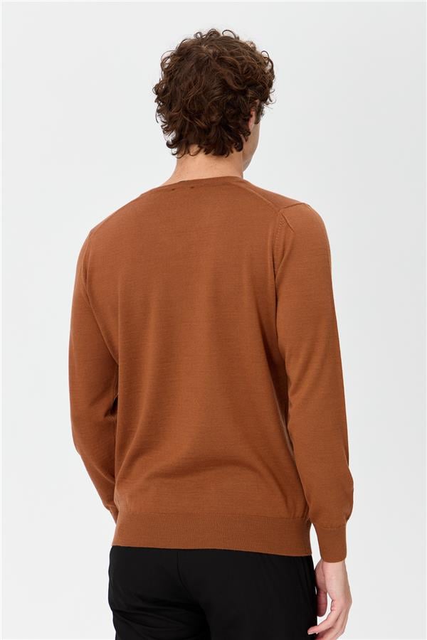 Мужской базовый трикотажный свитер с v-образным вырезом темно-загар