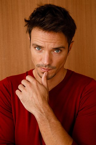 Мужской базовый трикотажный свитер с v-образным вырезом Темно-красный