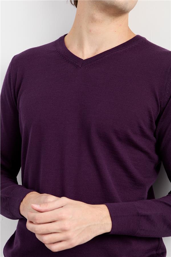 Мужской базовый трикотажный свитер с v-образным вырезом темно фиолетовый