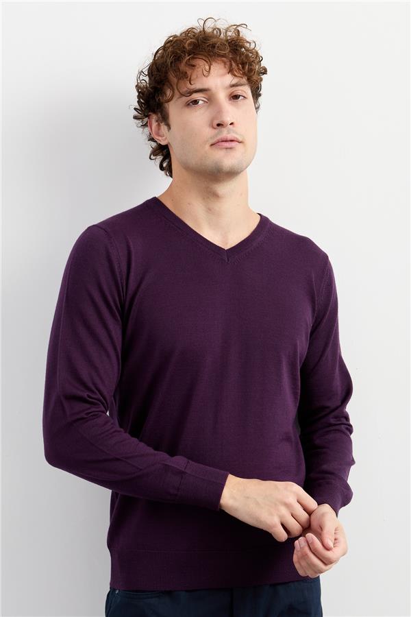 Мужской базовый трикотажный свитер с v-образным вырезом темно фиолетовый