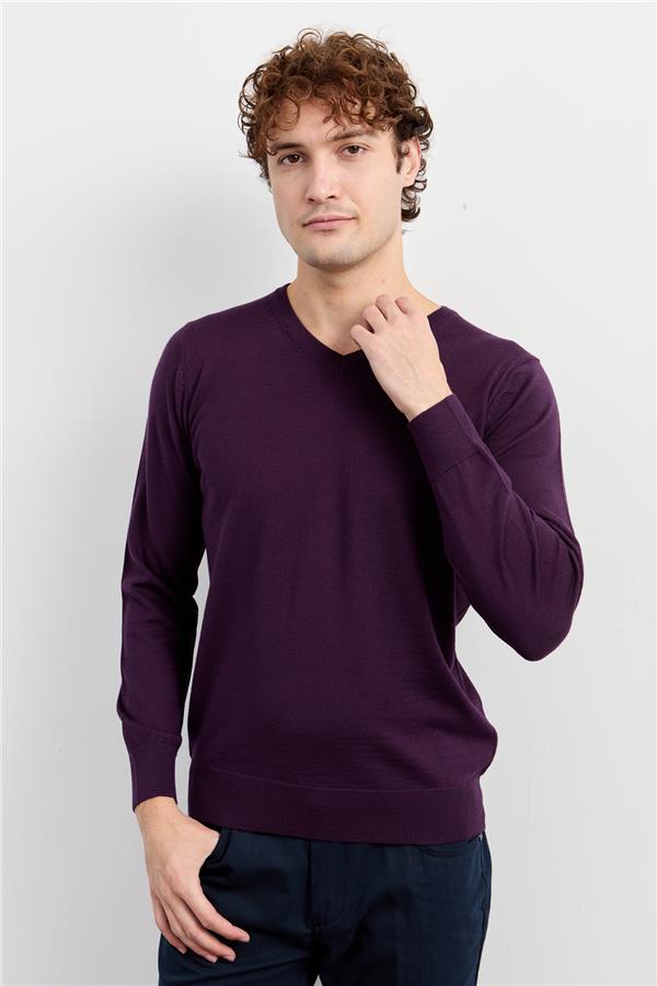 Мужской базовый трикотажный свитер с v-образным вырезом темно фиолетовый