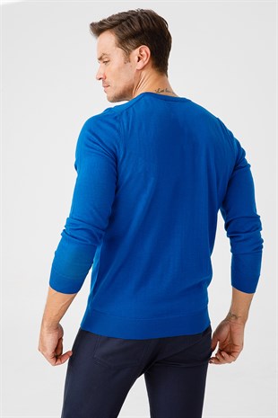 Мужской базовый трикотажный свитер с v-образным вырезом голубой