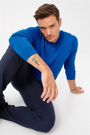 Мужской базовый трикотажный свитер с v-образным вырезом голубой