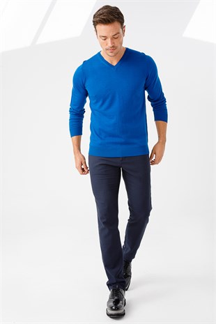 Мужской базовый трикотажный свитер с v-образным вырезом голубой