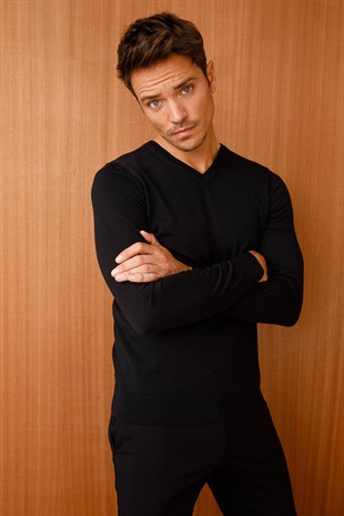 Мужской базовый трикотажный свитер с v-образным вырезом Черный