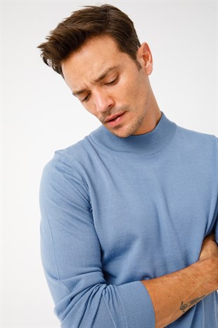 Мужской базовый свитер с имитацией водолазки Синего цвета