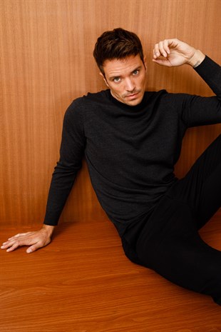 Мужской базовый свитер с имитацией водолазки Черного цвета