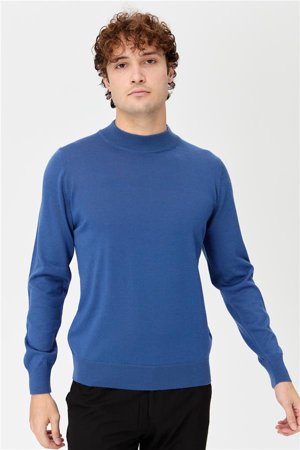 Мужской базовый свитер с имитацией водолазки синий