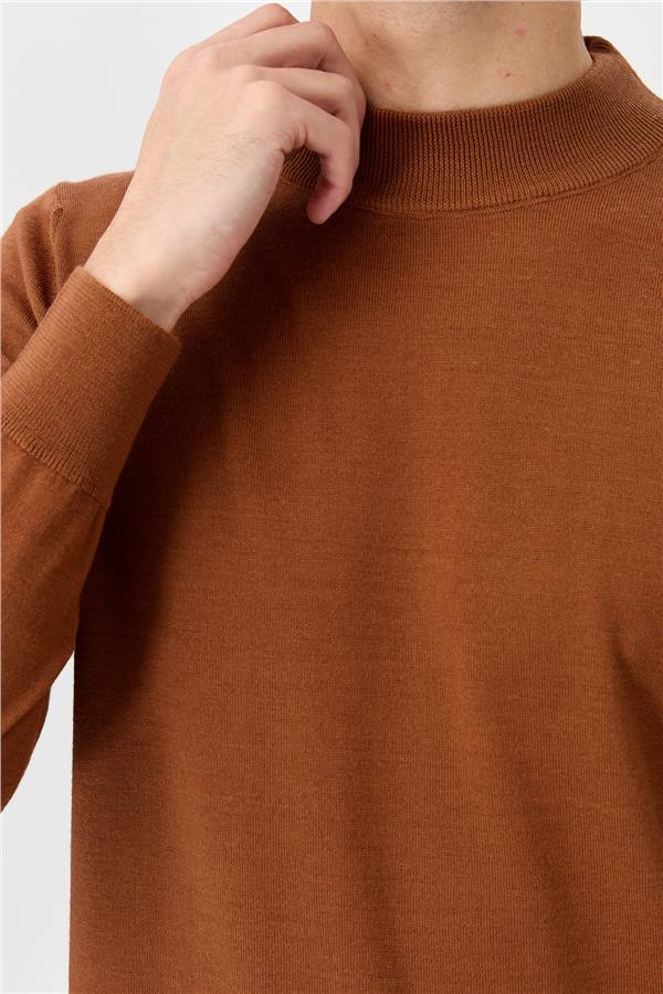 Мужской базовый свитер с имитацией водолазки темно-загар