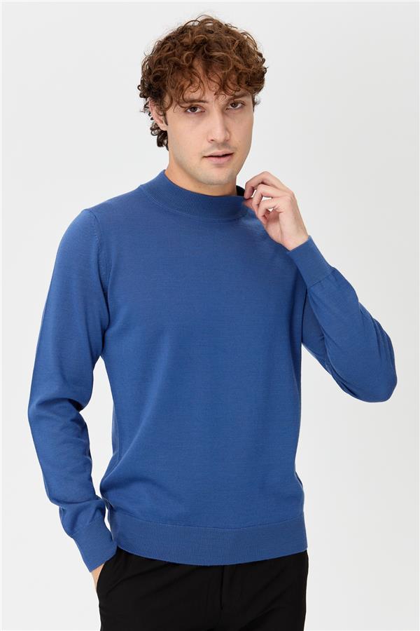 Мужской базовый свитер с имитацией водолазки синий