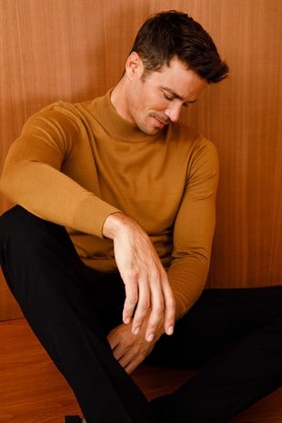 Мужской базовый свитер с имитацией водолазки верблюжьего цвета