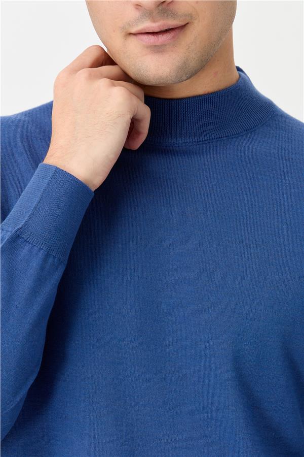 Мужской базовый свитер с имитацией водолазки синий