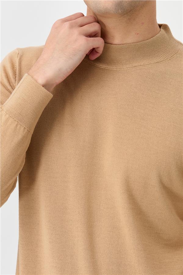 Мужской базовый свитер с имитацией водолазки коричневый