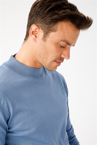 Мужской базовый свитер с имитацией водолазки Синего цвета