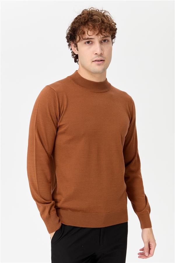 Мужской базовый свитер с имитацией водолазки темно-загар