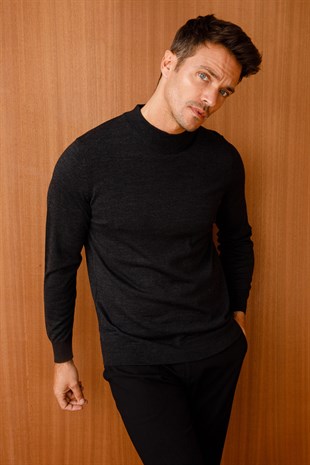 Мужской базовый свитер с имитацией водолазки Черного цвета