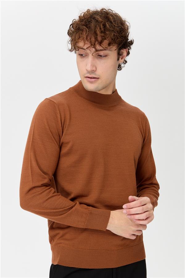 Мужской базовый свитер с имитацией водолазки темно-загар