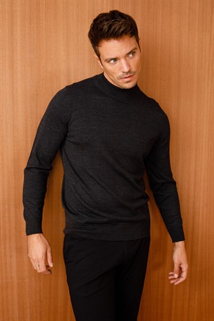 Мужской базовый свитер с имитацией водолазки Черного цвета
