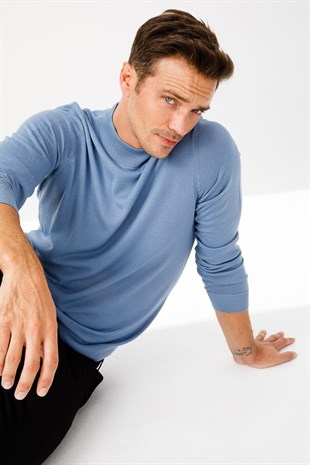 Мужской базовый свитер с имитацией водолазки Синего цвета