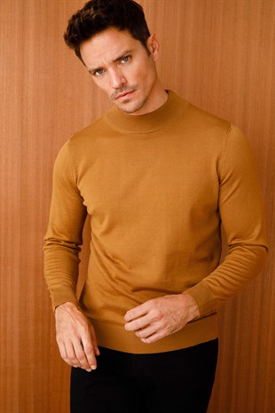 Мужской базовый свитер с имитацией водолазки верблюжьего цвета