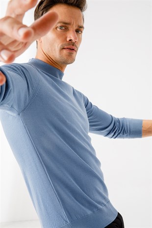 Мужской базовый свитер с имитацией водолазки Синего цвета