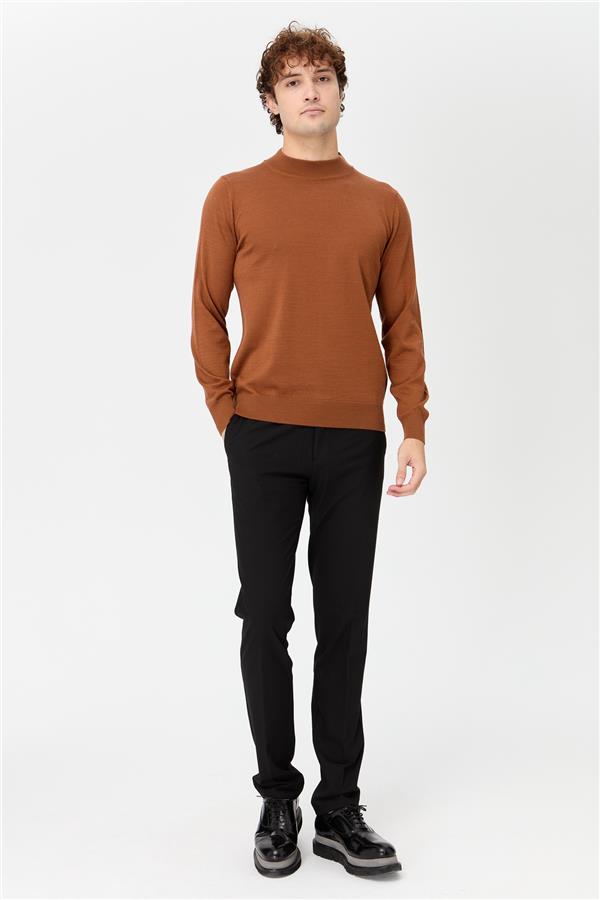 Мужской базовый свитер с имитацией водолазки темно-загар
