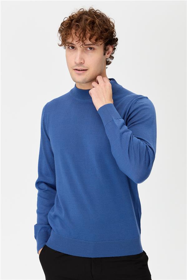 Мужской базовый свитер с имитацией водолазки синий