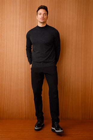 Мужской базовый свитер с имитацией водолазки Черного цвета