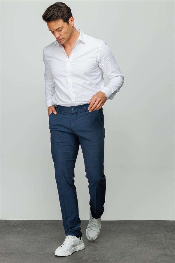 Мужские хлопчатобумажные брюки на резинке с карманами по бокам цвета индиго