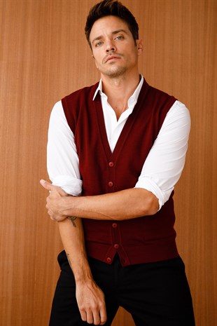 Мужской трикотажный жилет цвета сливы