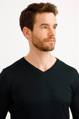 Мужской вязаный свитер с v-образным вырезом темно-зеленый