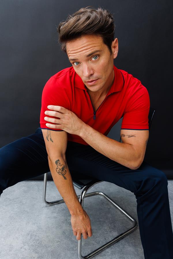 Мужская футболка с вырезом поло на молнии красная 