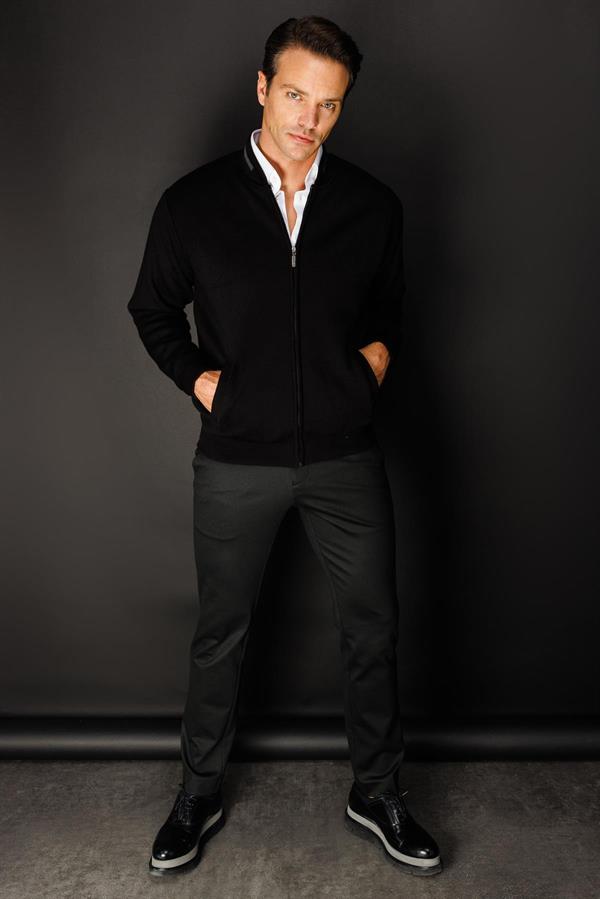 Мужская шерстяная трикотажная куртка с воротником стойкой черная