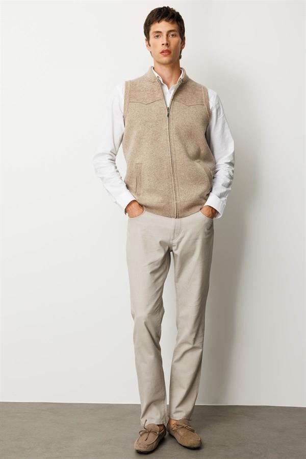 Erkek Hakim Yaka Göğsü ve Cebi Keçe Yün Yelek K.Bej