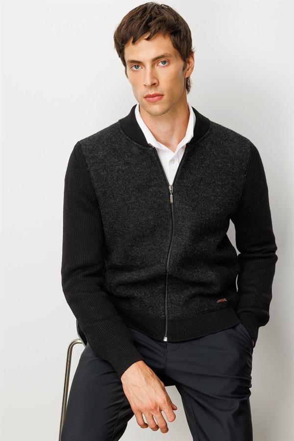 Erkek Hakim Yaka Önü Keçe Triko Mont Siyah