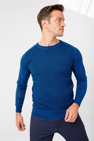 Мужской свитер с круглым вырезом синий