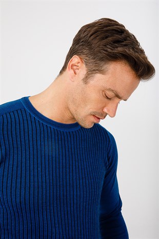 Мужской свитер с круглым вырезом синий