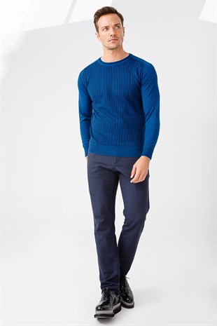 Мужской свитер с круглым вырезом синий