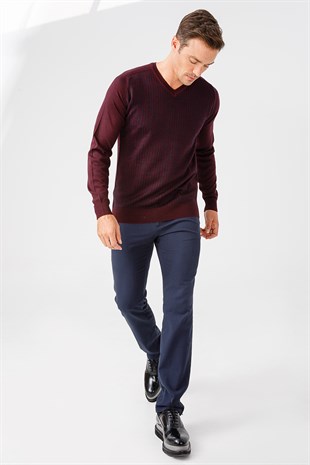 Мужской свитер с V-образным вырезом цвета сливы