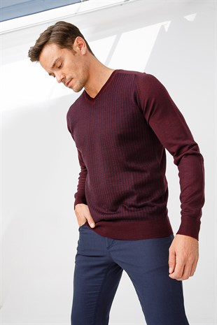 Мужской свитер с V-образным вырезом цвета сливы